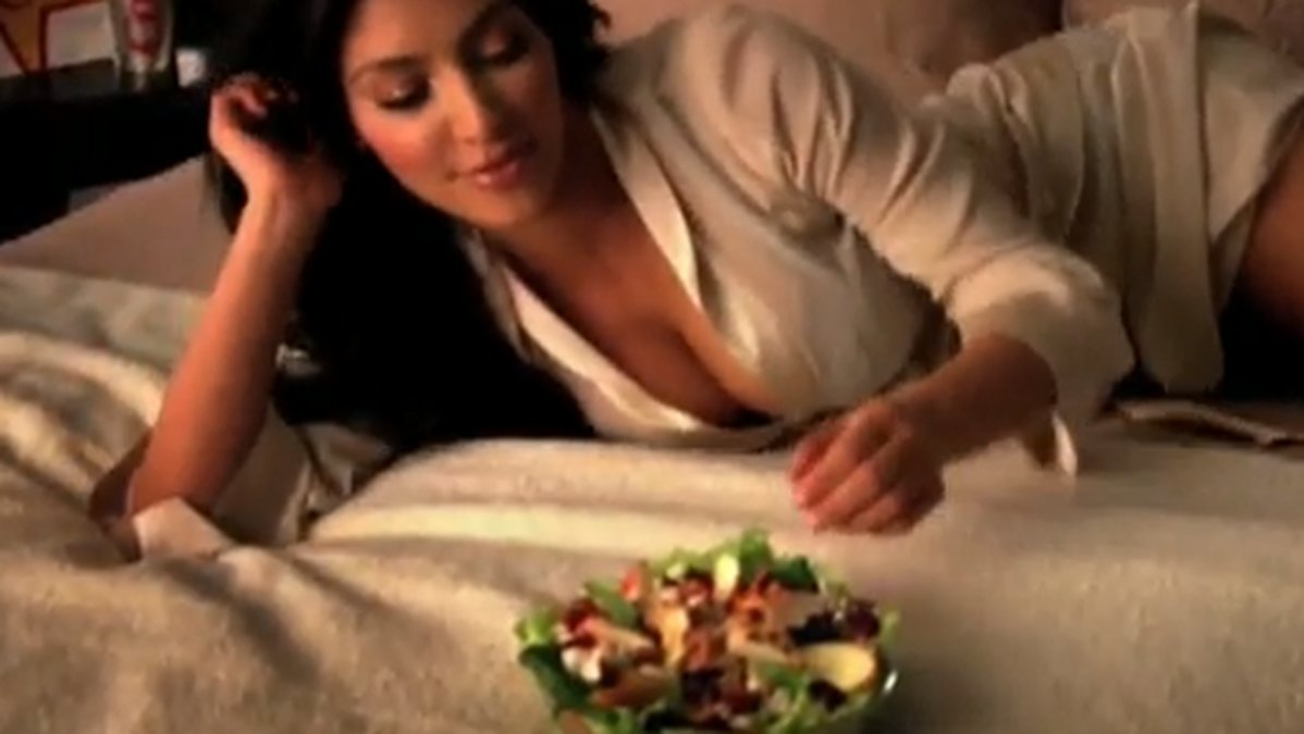 Kim äter en sallad i sängen.